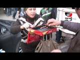 والدة وفاء عامر توزع الحلويات أمام لجان الاستفتاء