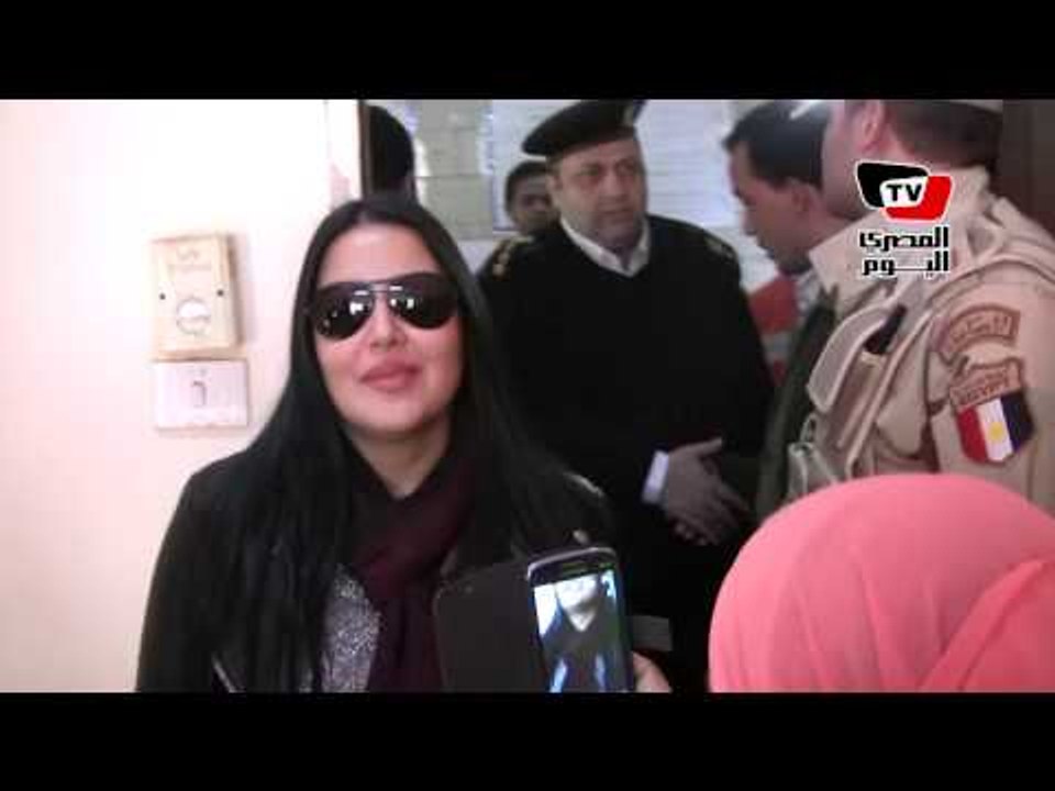 سمية الخشاب مع والدتها في الاستفتاء: نعم للدستور و«السيسي»