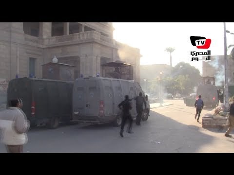 مدرعات الأمن تقتحم جامعة القاهرة وتطلق الغاز في اشتباكات مع طلاب الإخوان