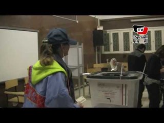 «يسرا» تصوت على الدستور :  كنت أتمني مشاهدة أعداد أكبر مشاركة