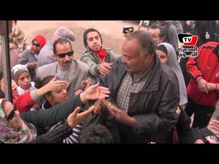 مواطن يوزع على الناخبين صور مجانية للسيسي وعبدالناصر