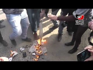 معركة نسائية بين «الأخوات» ومؤيدات «السيسي» أمام «الأكاديمية» وحرق لافتات «شعار رابعة»