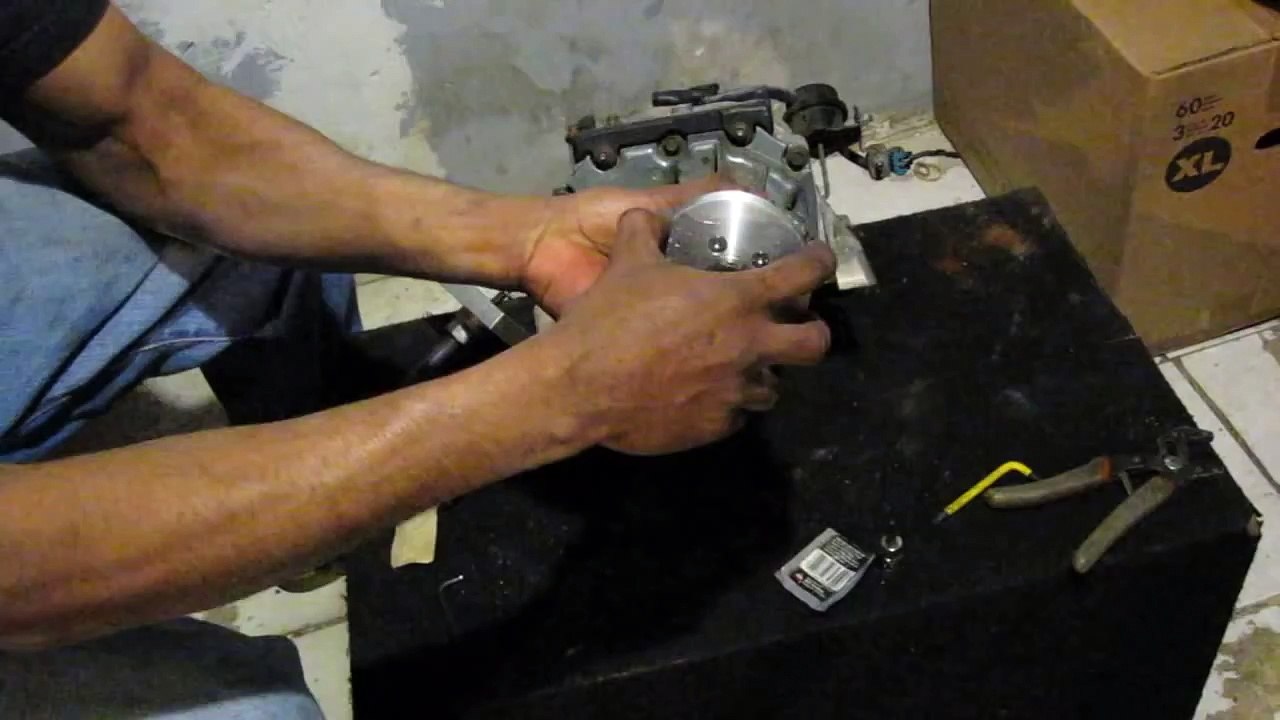 Buick Eaton M90 supercharger - How to pulley removal + Install Hi-Performance Design . 3/3