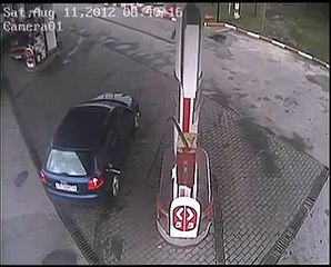 femme station essence