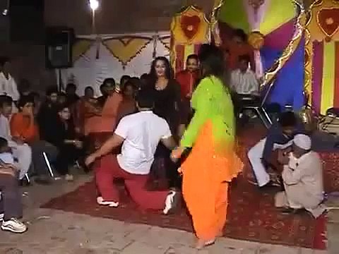 Cute, Hot Pakistani Girls Seducing Mujra Dance Clips