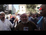 أسر شهداء ومصابي الثورة يطالبون بالقصاص أمام «الوزراء»