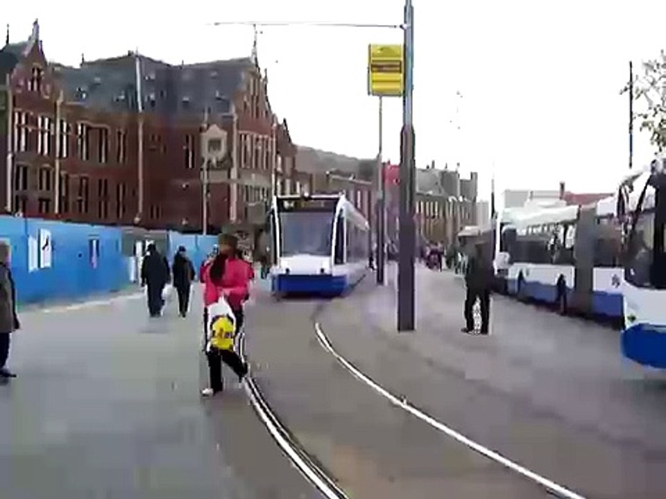 GVB-tram 2042 ter hoogte van Amsterdam Centraal