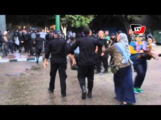 لحظة القبض على الناشطة منى سيف أمام «الشورى»