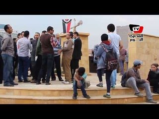 مواطنون يأخذون صورا تذكارية  أمام «نُصب» «شهداء يناير ويونيو»