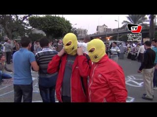 «الأقنعة الصفراء» أمام قصر القبة