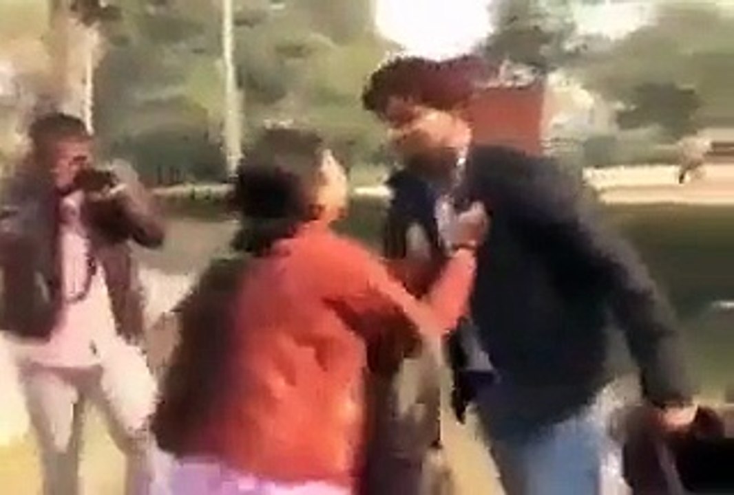 Girl ne boy friend ko dosri girl ke sath daikha tu phr kia howa