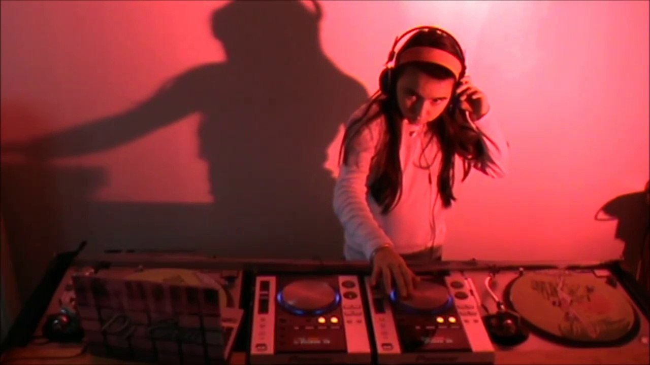 Dj Eva mix Hardwell, Ahzee et Will Sparks