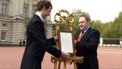 Notification of royal baby's birth displayed at palace