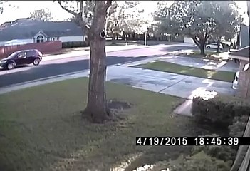 Un jeune homme est pris en flagrant délit de vol de vélo dans un garage (États-Unis)