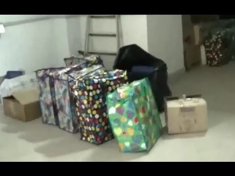 Aversa (CE) - Biblioteca, i libri del giurista Caianiello abbandonati a terra (25.02.15)