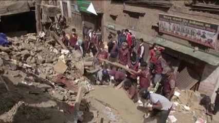 Sakhu'daki Vatandaşlar Arama-kurtarma Ekiplerine Yardım Ediyor