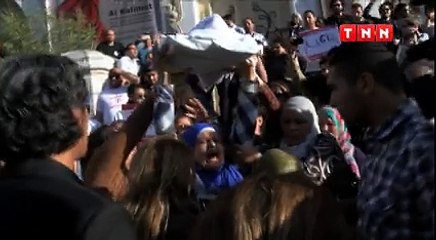 خطير  والدة نذير القطاري ترفع الكفن احتجاجا على التهاون بشأن مصير ابنها