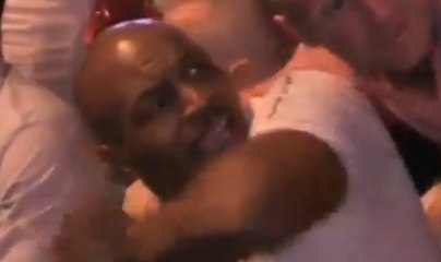 Mike Tyson repousse un fan...trop collant