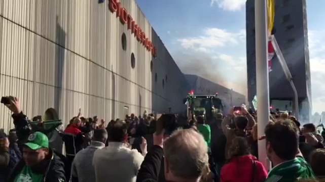 Beelden: Supporters zwaaien FC Groningen-spelers uit - RTV Noord