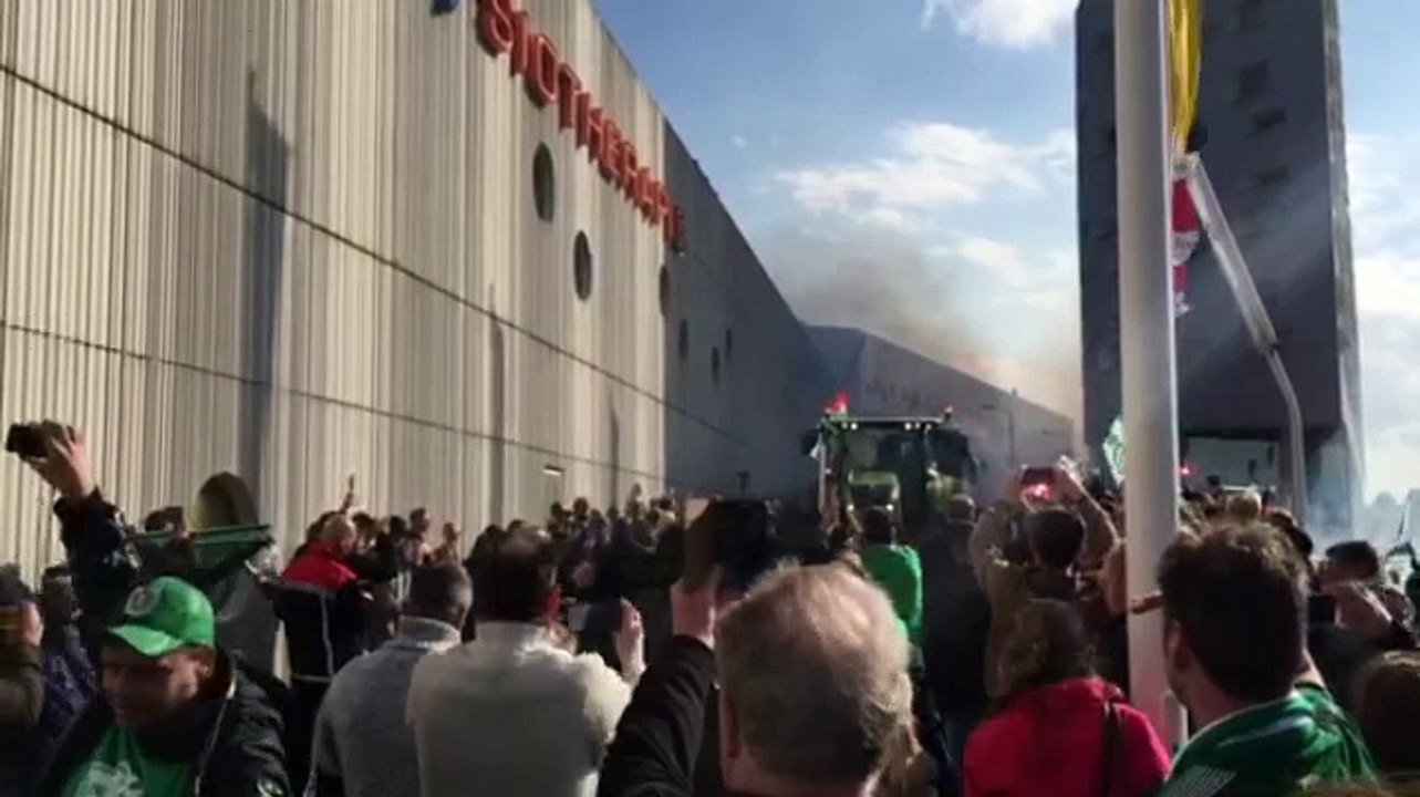 Beelden: Supporters zwaaien FC Groningen-spelers uit - RTV Noord