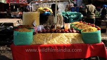 Vendor makes bhel puri (Indian snacks): Punjab street