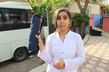 Cumhurbaşkanı Erdoğan, Düşen Kız Çocuğunu Otobüsüne Alıp Oyuncak Verdi