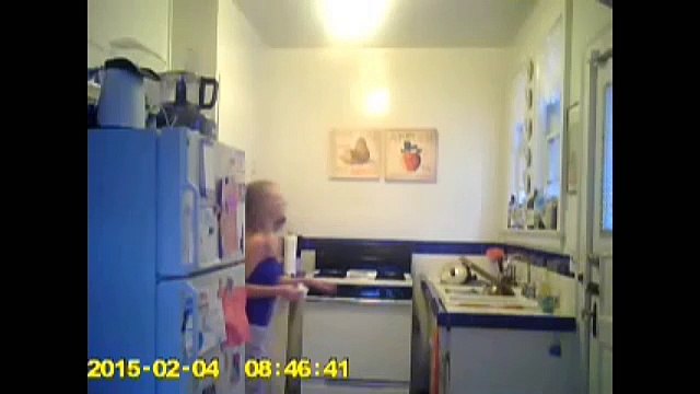 Ces deux étudiantes ont caché une caméra pour filmer leur colocataire, ce qu'elles ont découvert est effrayant