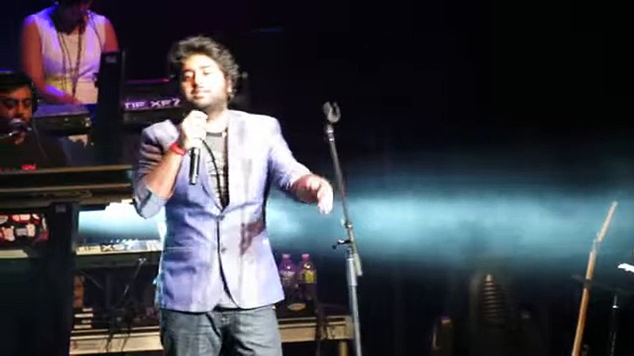 Arijit Singh singing Tum Hi Ho Live (Aashiqui 2) - YouTube