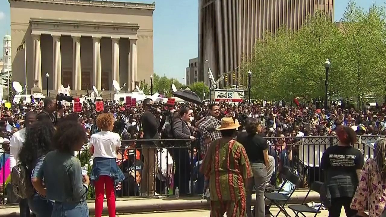 Milhares vão às ruas em Baltimore
