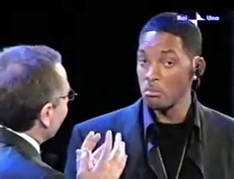 Paolo Bonolis e Will Smith commentano Prisencolinensinainciusol di Adriano Celentano a Sanremo 2005