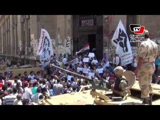 «مواطنون» يطردون وقفة للتضامن مع هيثم محمدين في وجود «الجيش»