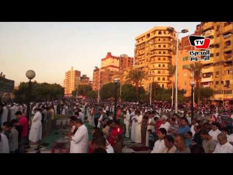 المئات يؤدون صلاة العيد في مسجد «عمرو»