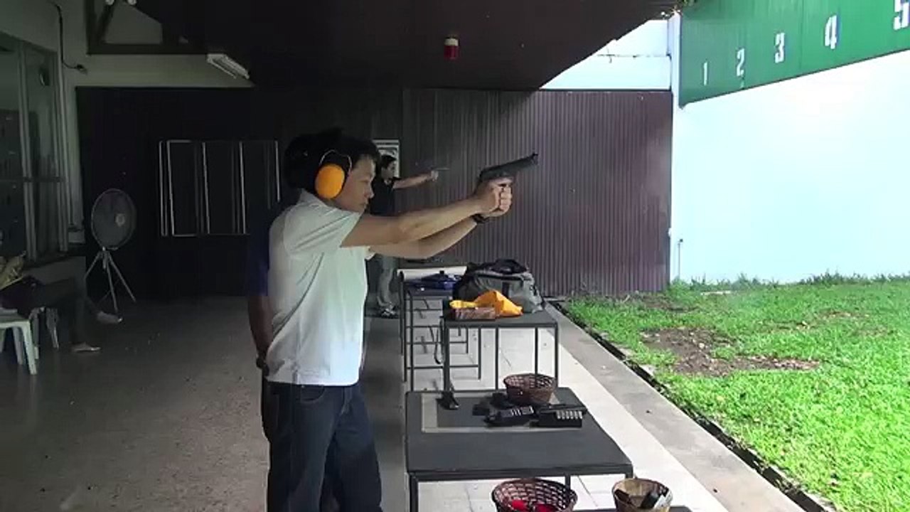 実弾射撃 ベレッタ M92FS 自動拳銃 (Beretta 92FS Shooting)