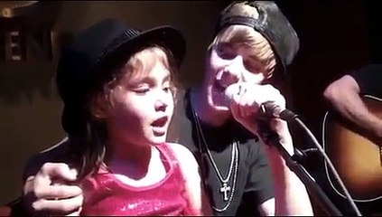 Justin Bieber Singing Baby With A Little Girl !