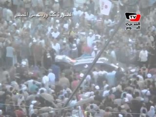 «معتصمو رابعة» يفسحون الطريق لسيارات قيادتهم بـ«الشوم»