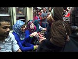 بائعة متجولة توزع «عسلية» في المترو بعد عزل مرسي