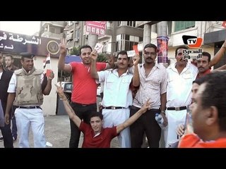 أفراد أمن يرفعون «ارحل» لمرسي