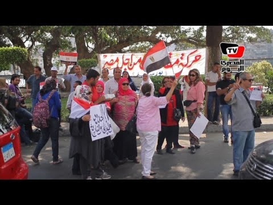 وقفة لمؤيدي ومعارضي وزير الثقافة أمام دار الوثائق القومية