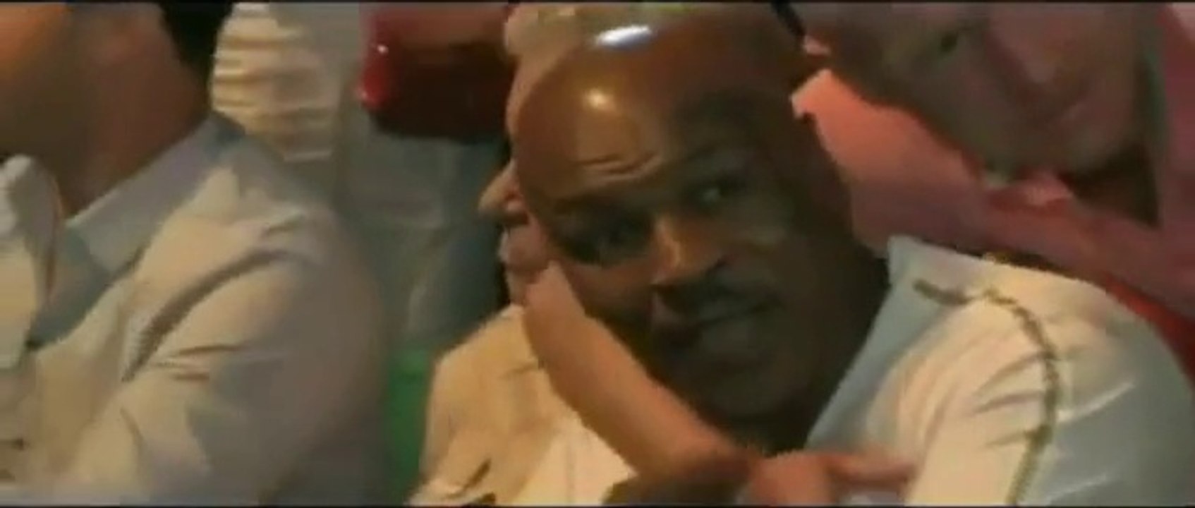 Mike Tyson met un coup de coude à un fan un peu collant pendant Mayweather vs Pacquiao Weigh-In