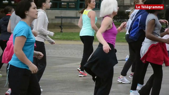 Vannes. Tous en baskets : séance de zumba sur le port