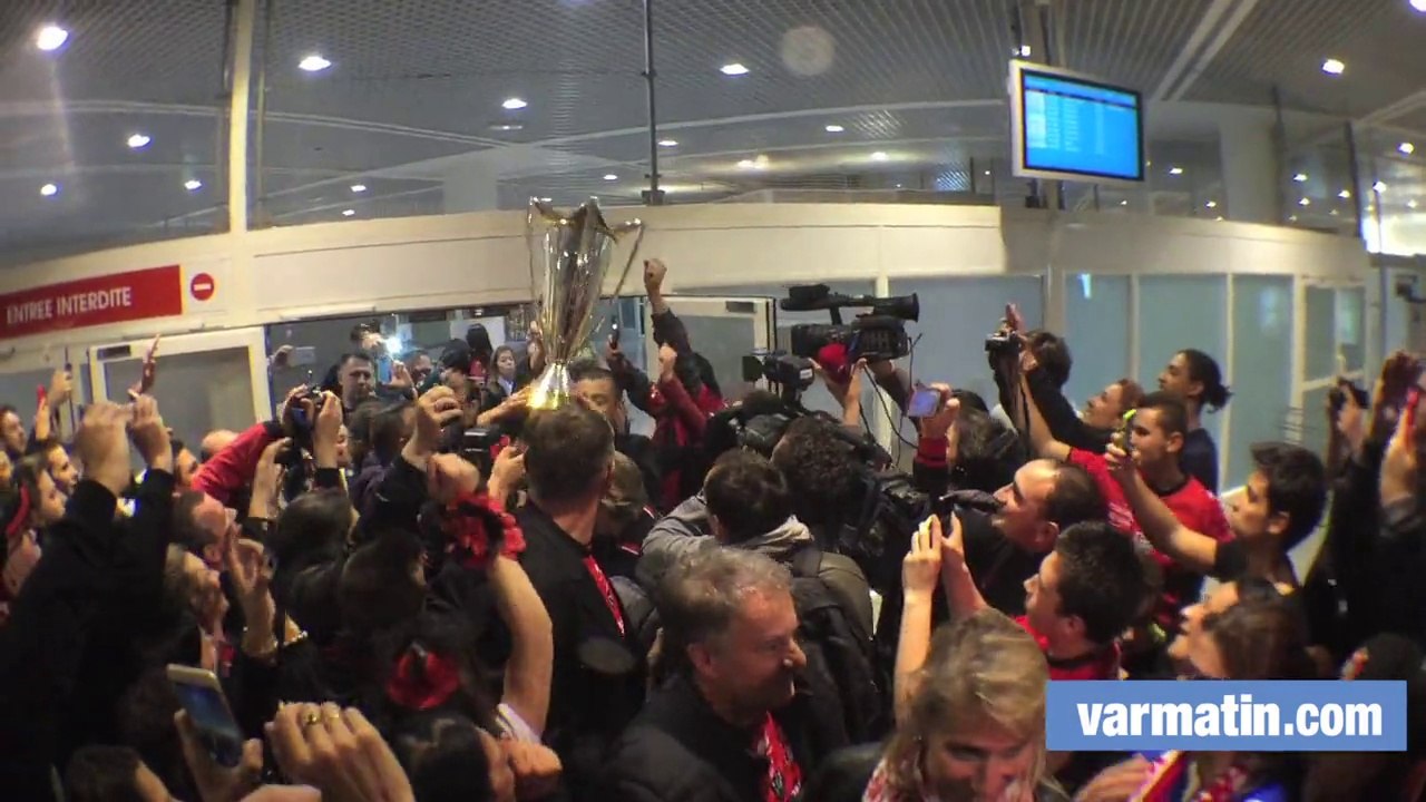 RCT: les champions et la coupe accueillis  par les supporters à l'aéroport de Hyères