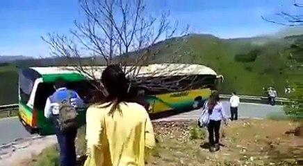 Difficile le virage. C'est dur la vie de conducteur...