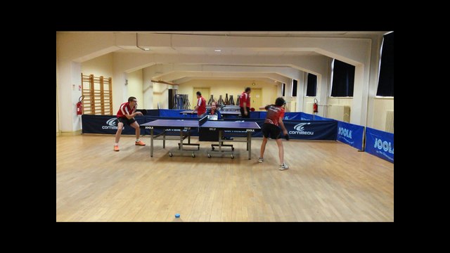 Julien joue à la baballe