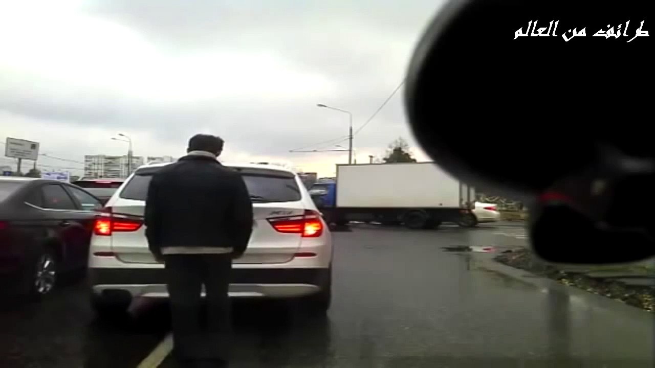 طرائف من العالم - روسي سكران مفكر حالو سايق سيارة هههههههههه