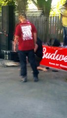 Un homme se fait mordre par un alligator