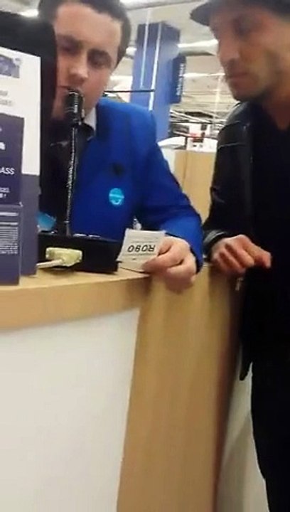 Un papa cherche son fils dans un magasin