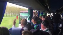 FC Groningen supporters gaan los in de bus - RTV Noord
