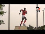 أولتراس أهلاوي يطلي تمثال «الكاف» باللون الأحمر