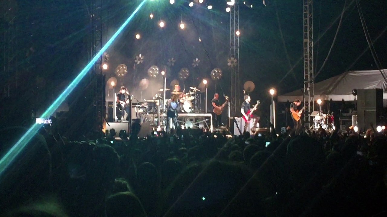 paramore - "ain't it fun" live at BSMF