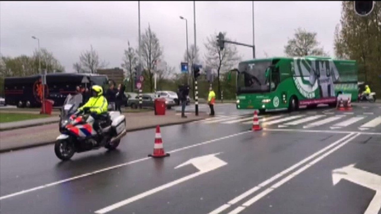 Spelersbus FC Groningen komt aan in Rotterdam - RTV Noord